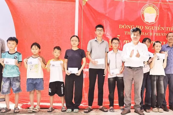 Đại diện dòng họ Nguyễn Tiến trao quà, tặng thưởng các học sinh có thành tích cao trong học tập.