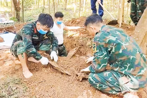 Đội Quy tập 589, Bộ Chỉ huy quân sự tỉnh Quảng Trị tìm kiếm, phát hiện và cất bốc 2 hài cốt liệt sĩ tại bản Bãi Dinh, xã Dân Hóa (Ảnh CTV)