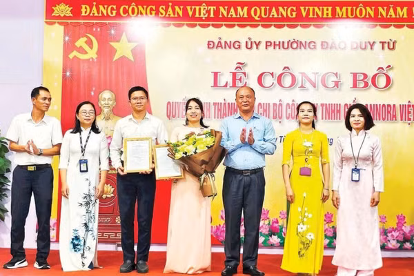 Đại diện Đảng ủy phường Đào Duy Từ trao quyết định thành lập Chi bộ đảng trong Công ty trách nhiệm hữu hạn Giầy Annora Việt Nam.