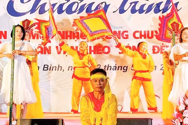 Tiết mục văn nghệ do người dân dàn dựng, biểu diễn tại lễ ra mắt mô hình dân vận khéo “Sáng đèn nhà văn hóa” ở phường Hòa Bình, Hải Phòng.