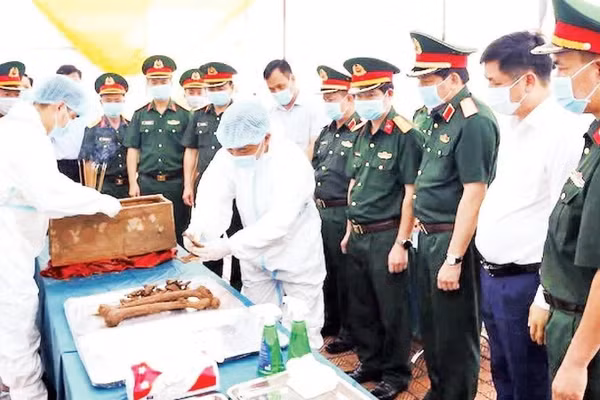 Các đồng chí lãnh đạo Quân khu III và lãnh đạo Ủy ban nhân dân tỉnh Hưng Yên kiểm tra việc lấy mẫu sinh phẩm hài cốt liệt sĩ tại nghĩa trang phường Trần Lãm.
