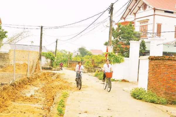Nhờ hiến đất mở đường, tuyến đường nội thôn tại thôn Quyền, xã Hoàng Vân được mở rộng từ 3,5m lên 7m (tính cả rãnh thoát nước 2 bên đường là 9m).