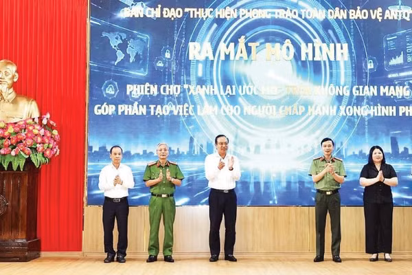 Các đại biểu bấm nút ra mắt mô hình Phiên chợ “Xanh lại ước mơ” trên không gian mạng.