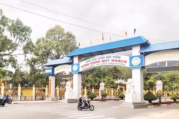 Đường vào khu du lịch Núi Cấm, xã Núi Cấm.