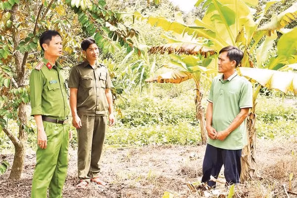 Thượng tá Nguyễn Hồng Vinh, Trưởng Công an phường Đại Thành thăm hỏi, kiểm tra hiệu quả sử dụng nguồn vốn tại mô hình làm vườn của anh Xum.