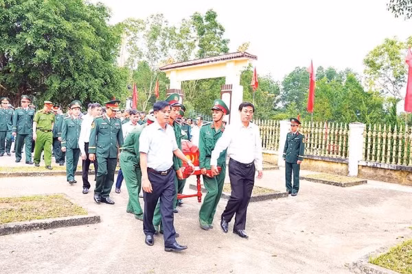 Sư đoàn 968 phối hợp chính quyền xã Hiếu Giang tổ chức trang trọng lễ truy điệu và an táng hài cốt liệt sĩ vào tháng 3/2026.