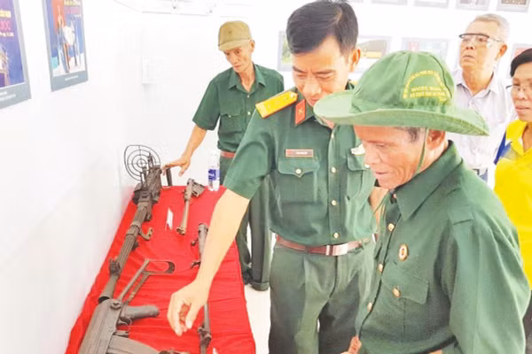 Các cựu chiến binh tham quan nhà trưng bày tại Ô Tà Sóc.