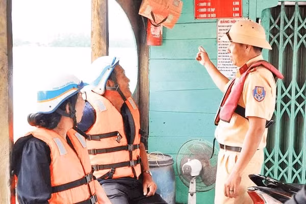Lực lượng Công an thành phố Cần Thơ tuyên truyền về an toàn giao thông đường thủy đến hành khách (Ảnh Công an cung cấp)