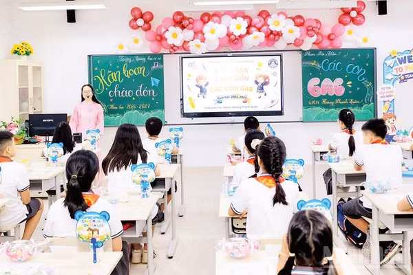 Các em học sinh Trường trung học cơ sở Phan Bội Châu (phường Long Biên) bước vào năm học mới. (Ảnh: NGUYÊN TRANG)