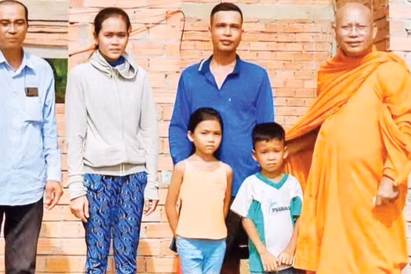 Hòa thượng Tăng Sa Vông (bìa phải), Trụ trì chùa Cái Giá luôn tích cực tham gia công tác xã hội tại địa phương.