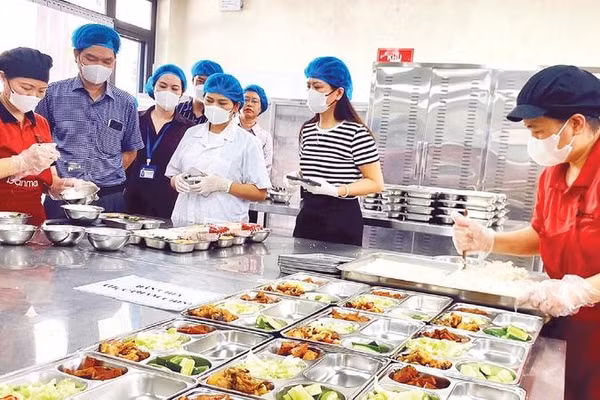 Kiểm tra an toàn thực phẩm bếp ăn bán trú tại Trường tiểu học Xuân La sáng ngày 24/9.