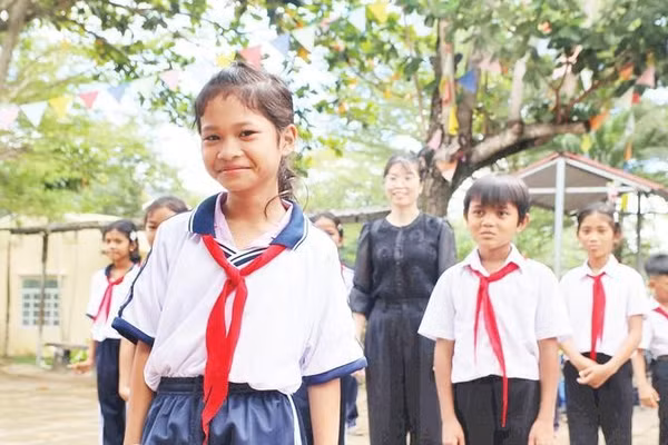 Em Pinăng Thị Trinh học sinh lớp 5, Trường tiểu học Bác Ái Tây cùng các bạn trong giờ học ngoại khóa tìm hiểu về bảo vệ rừng.