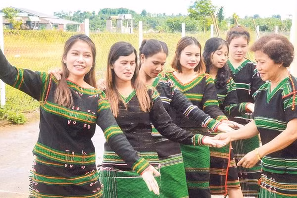H'Loren cùng với các thiếu nữ Mnông (xã Thuận An) thực hành điệu múa xoang truyền thống (Ảnh HỒ MAI)
