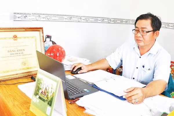 Ông Mai Anh Tuấn tận tụy với công việc và kiên trì vận động người thân, bạn bè và người dân trong khu dân cư cùng tham gia hiến máu tình nguyện.
