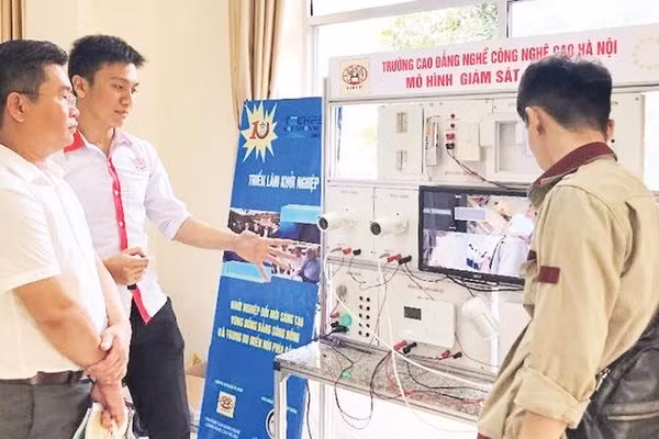 Học viên các cơ sở giáo dục nghề nghiệp của Hà Nội trình diễn mô hình nghiên cứu, ứng dụng.
