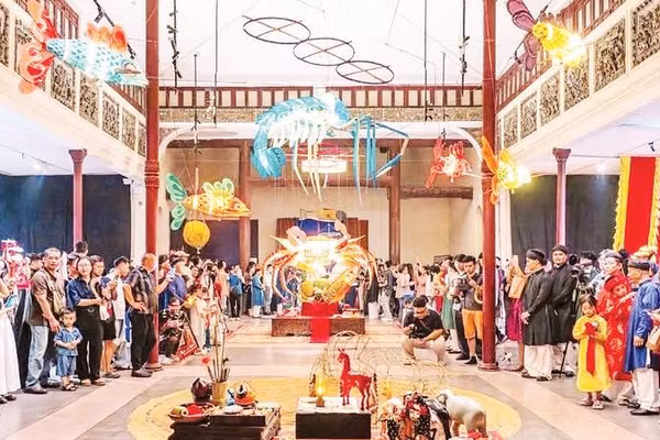 Trung tâm Văn hóa, nghệ thuật số 22 phố Hàng Buồm rực rỡ với những loại đèn Trung thu xưa được phục dựng.