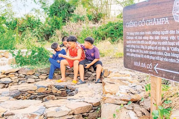 Sự hiện diện của hàng chục giếng cổ Chăm-pa tại vùng đỉnh đồi không chỉ mang thêm những nét kỳ bí mà còn là minh chứng về kỹ năng tìm kiếm mạch nước ngầm của người dân vùng này từ hàng trăm năm trước.