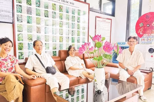 Người cao tuổi trò chuyện, sinh hoạt tại không gian chung của cơ sở chăm sóc ban ngày, tạo sự gắn kết và giao lưu trong cộng đồng.