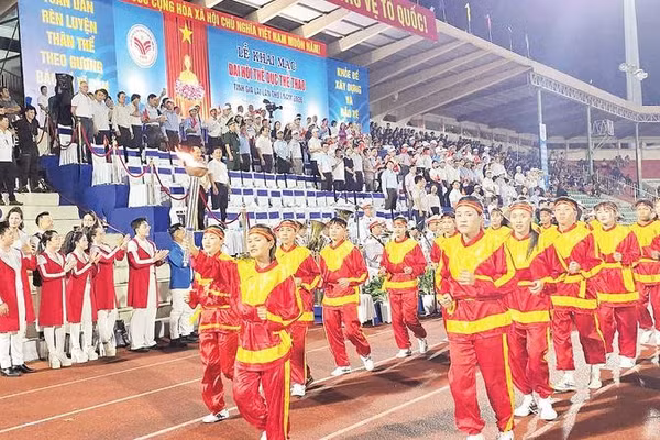 Ngọn đuốc thiêng được 21 vận động viên xuất sắc tiêu biểu, đại diện cho tuổi trẻ và sức mạnh thể thao tỉnh Gia Lai rước về từ Bảo tàng Quang Trung.