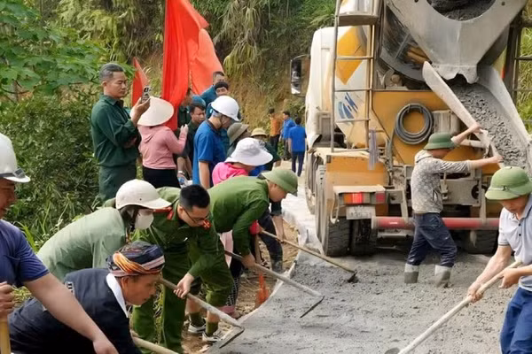 Các lực lượng và nhân dân tham gia đổ bê-tông tuyến đường Tả Thàng đi Nậm Phảng (Ảnh THU HÀ)
