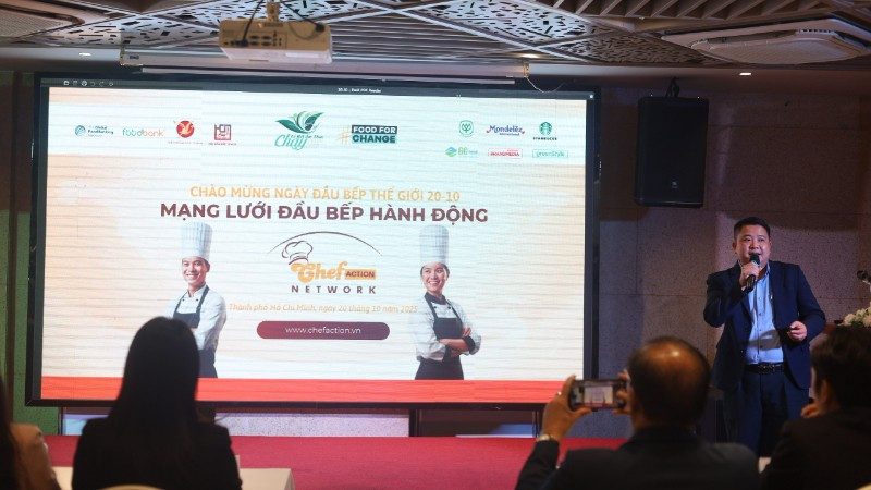 Đại diện dự án giới thiệu về chương trình Mạng lưới đầu bếp hành động.
