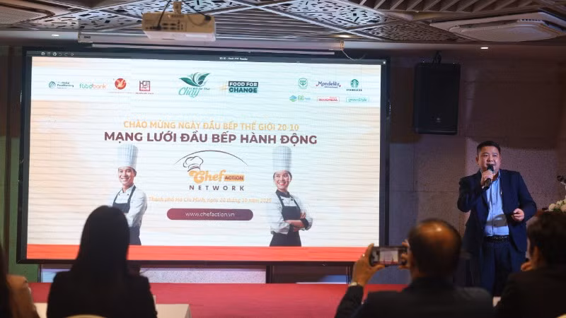 Đại diện dự án giới thiệu về chương trình Mạng lưới đầu bếp hành động.