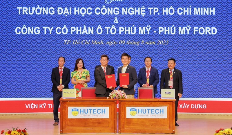 Đại diện HUTECH và doanh nghiệp ký kết hợp tác đào tạo nguồn nhân lực.