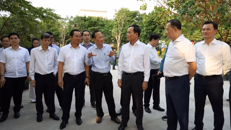 Lãnh đạo các đơn vị báo cáo tình hình các công trình chỉnh trang với Bí thư Thành ủy Thành phố Hồ Chí Minh Trần Lưu Quang.