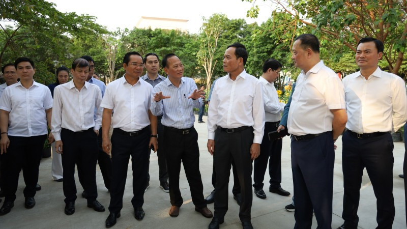 Lãnh đạo các đơn vị báo cáo tình hình các công trình chỉnh trang với Bí thư Thành ủy Thành phố Hồ Chí Minh Trần Lưu Quang.