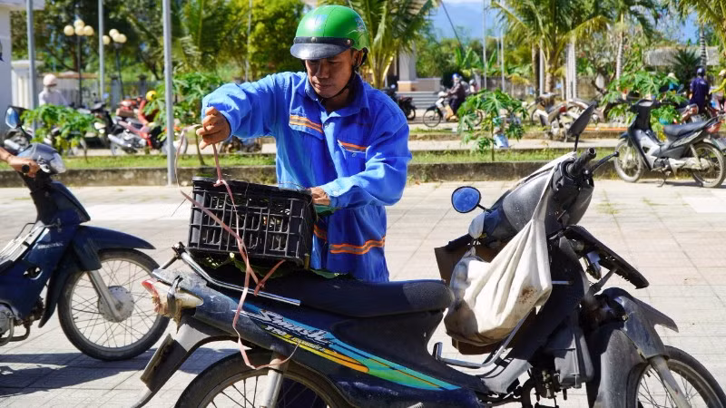 Người dân nhận sinh kế là gà giống để phát triển sinh kế hàng ngày.