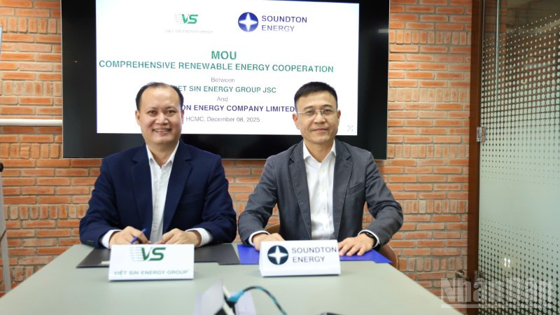 Lãnh đạo hai công ty tại lễ ký kết. 