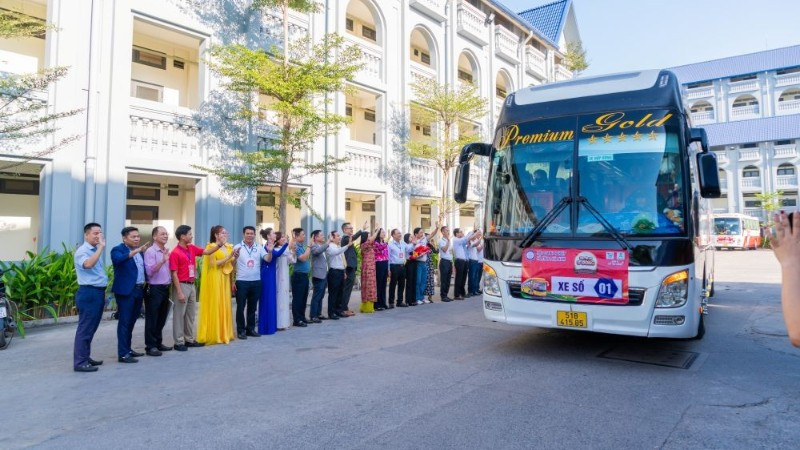 Người dân về quê đón Tết.