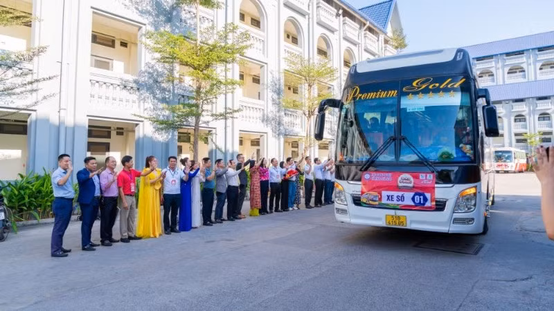 Người dân về quê đón Tết.