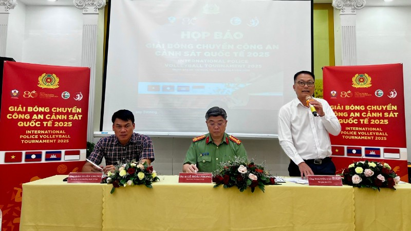 Đại diện Ban tổ chức thông tin về giải đấu tại buổi họp báo. 