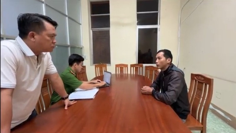 Cơ quan chức năng làm việc với 1 trong 3 đối tượng. (Ảnh: Công an cung cấp)