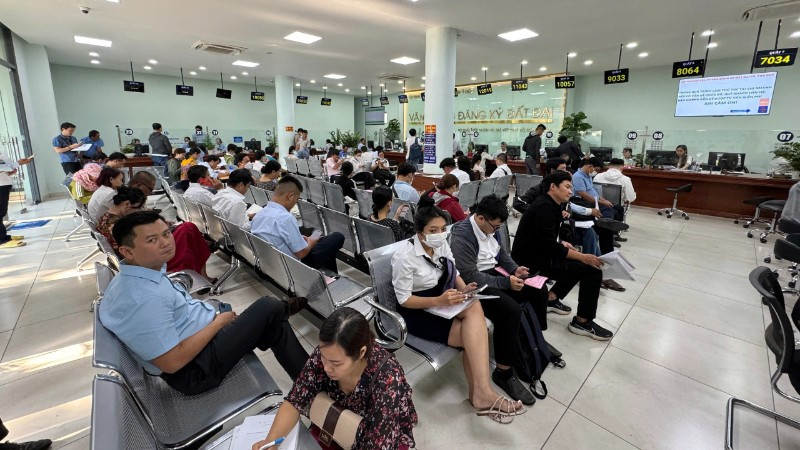 Người dân làm thủ tục hành chính tại Văn phòng đăng ký đất đai.