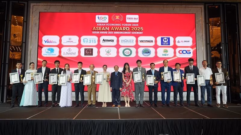 Đại diện EVNHCMC nhận Chứng nhận top 10 doanh nghiệp tiêu biểu ASEAN 2025. (Ảnh: Ban tổ chức cung cấp)