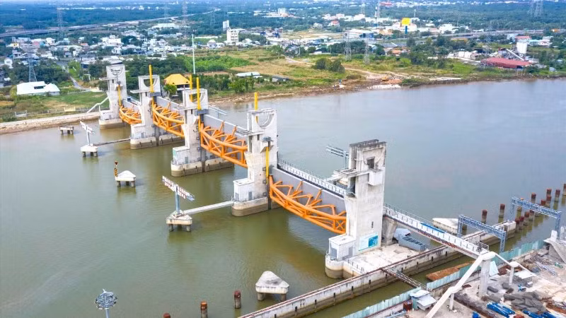 Một cống ngăn triều thuộc giải quyết ngập do triều khu vực Thành phố Hồ Chí Minh có xét đến yếu tố biến đổi khí hậu, giai đoạn 1. 