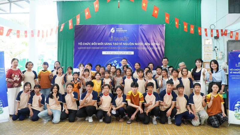 Các em học sinh tại lớp học tình thương phường Bình Trưng tham dự Lễ ra mắt Tổ chức đổi mới sáng tạo vì nguồn nước bền vững.