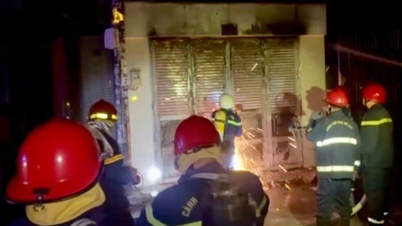 Lực lượng chức năng phá cửa để thực hiện công tác chữa cháy và cứu nạn, cứu hộ.