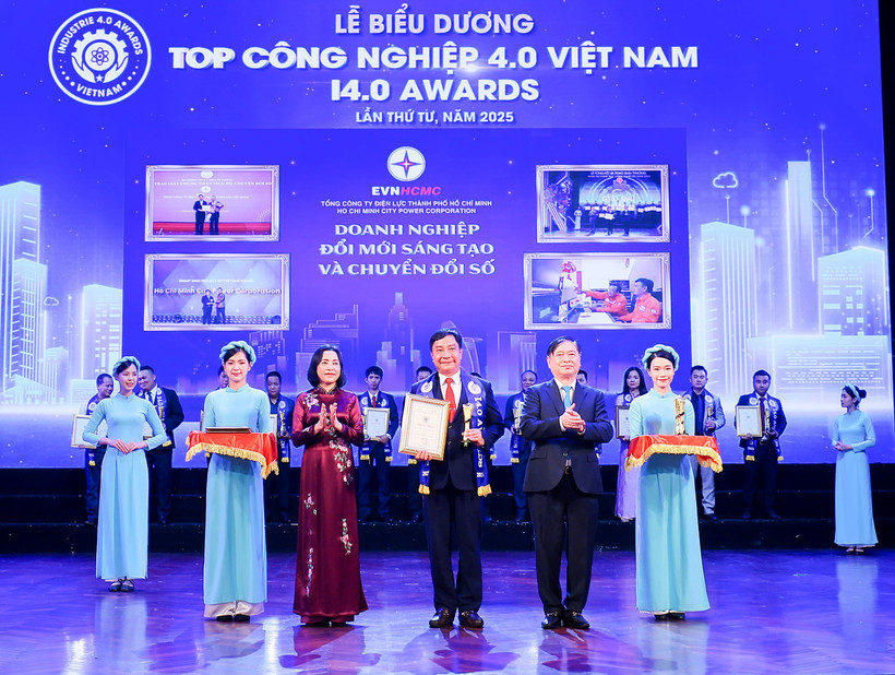 Đại diện EVNHCMC nhận giải thưởng top công nghiệp 4.0 Việt Nam.