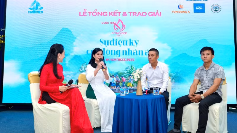 Các đại biểu giao lưu, chia sẻ tại chương trình.