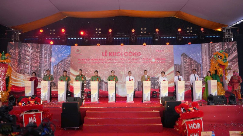 Các đại biểu nhấn nút khởi công dự án. 