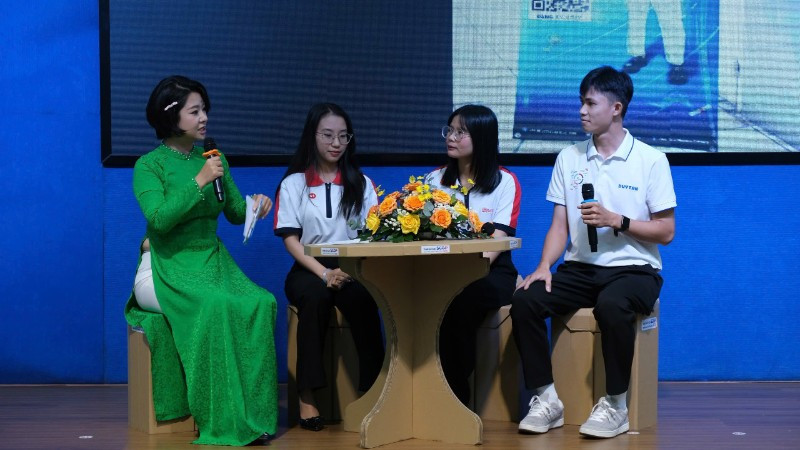 Các sinh viên nhận học bổng giao lưu tại chương trình.