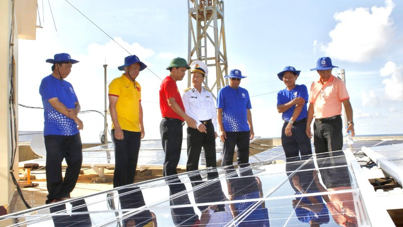 Đoàn công tác của Tập đoàn Điện lực Việt Nam các đơn vị thành viên trong chuyến khảo sát, lắp đặt năng lượng mặt trời tại Trường Sa (tháng 4/2024).