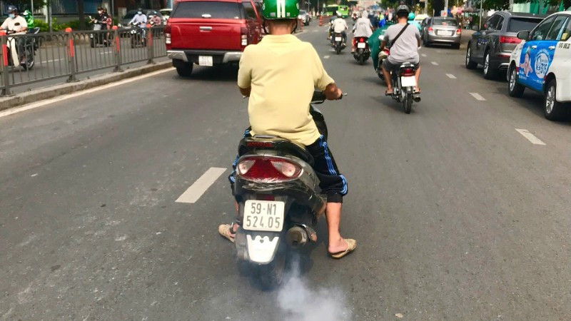 Phương tiện giao thông là một trong những nguồn gây ô nhiễm không khí lớn tại các đô thị lớn. (Ảnh: QUANG ĐỊNH)