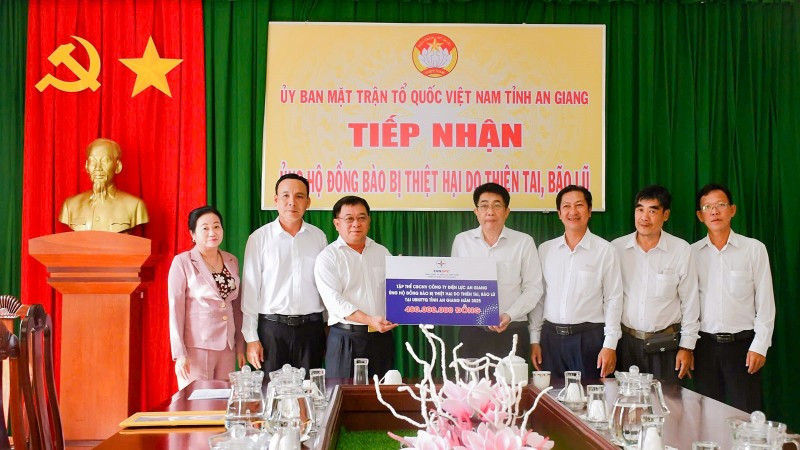 Lãnh đạo Công ty Điện lực An Giang trao bảng tượng trưng kinh phí hỗ trợ đồng bào bị thiệt hại do thiên tai, bão lũ tại Ủy ban Mặt trận Tổ quốc Việt Nam tỉnh An Giang.