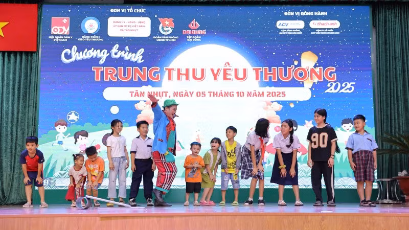 Các em thiếu nhi tham gia tiết mục diễn xiếc tại chương trình "Vui Tết Trung thu". 