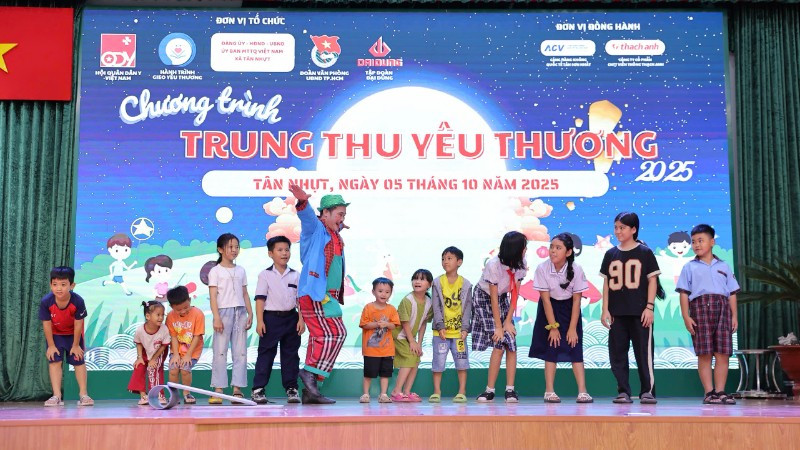 Các em thiếu nhi tham gia tiết mục diễn xiếc tại chương trình "Vui Tết Trung thu". 