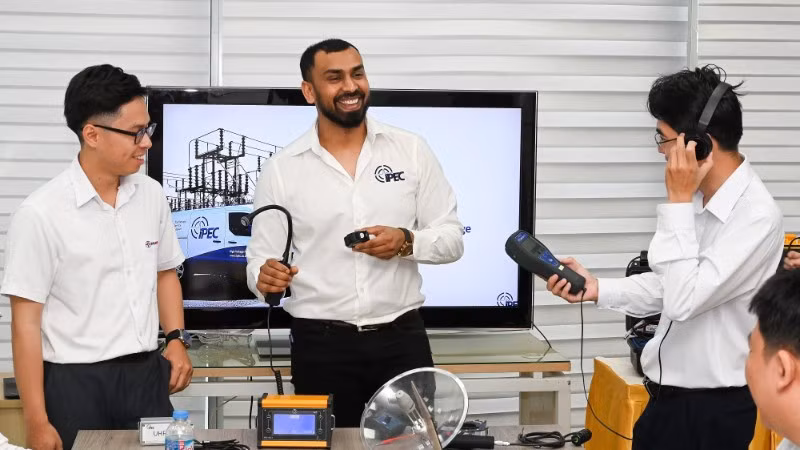 Ông Enam Miah, Giám đốc Dịch vụ IPEC LTD giới thiệu cho các học viên các thiết bị đo kiểm phóng điện cục bộ. (Ảnh: EVNHCMC)